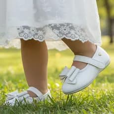 Sapatilha branca bebê feminina laço verniz e velcro para meninas