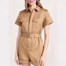 Macacão feminino estilo workwear com cinto e bolsos, gola dobrada, mangas curtas e shorts, um conjunto casual de peça ún