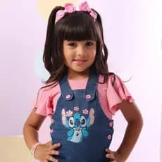 Conjunto Infantil Stitch – Jardineira Jeans Bordada + Blusa Suedine Rosa | 2 a 8 Anos