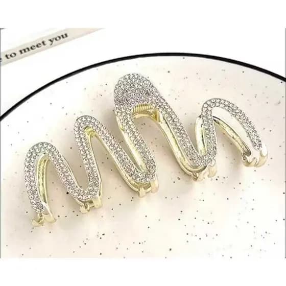 Garra de Metal com Strass Ondinhas – Brilho e Elegância em Cada Detalhe