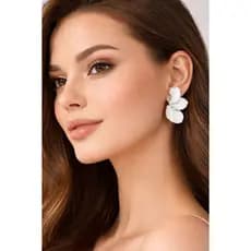 Brinco Pétala Branca Banhado A Ouro 18k Elegância E Delicadeza Casamento Noivado Festas