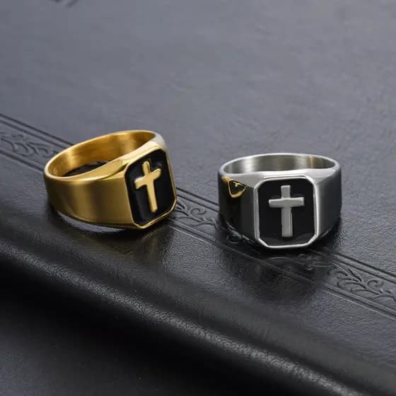 Anel Unissex Dourado Com Detalhe Preto Desenho Da Cruz Aço Inoxidável