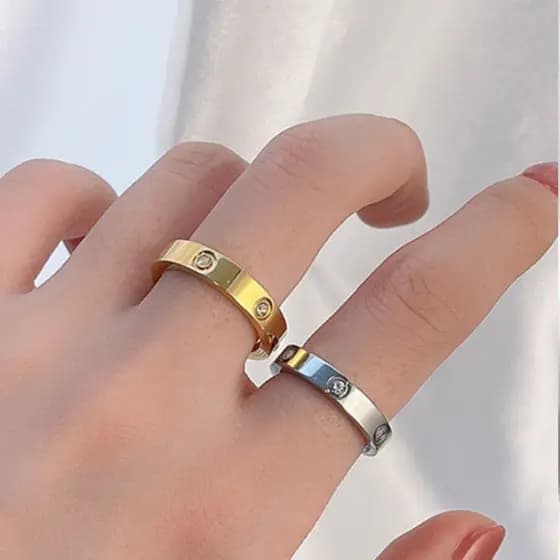 Anel Clássico  Love Com Pedraria Transparente Banhado A Ouro 18K