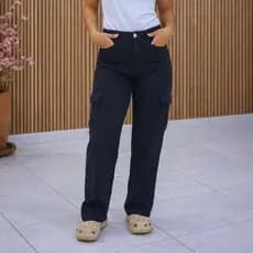 Calça Wide Leg Cargo Feminina Preta Cintura Alta Bolsos Utilitários Moderna Casual Elegante