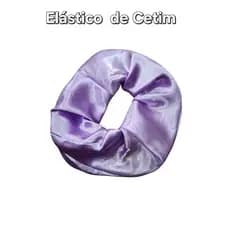 Elástico  ou xuxinha de cetim para cabelos cacheados