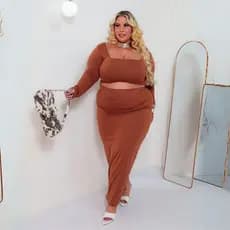 Conjunto Plus Size Marrom Cropped Manga Longa com Saia Longa Caimento Perfeito Estilo Elegante Para Arrasar
