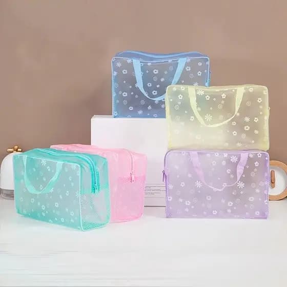 1 bolsa de maquiagem de viagem transparente em PVC com zíper, adequada para meninas.