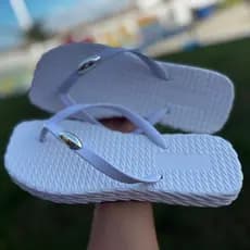 Chinelo Feminino Casual com Aplique Metalizado Macio Leve Antiderrapante Confortável Dia a Dia Praia