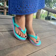 Sandalia Chinelo Feminino Antiderrapante Sola Floral Alto Relevo Solado Pintura Bicolor Não Escorrega Ideal dia a dia