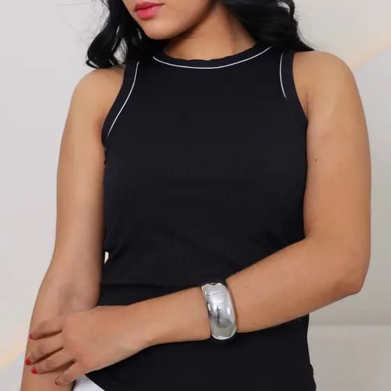 Regata Top Cropped Blusa Feminina Com Detalhe Na Gola Básica Algodão Canelada Ribana
