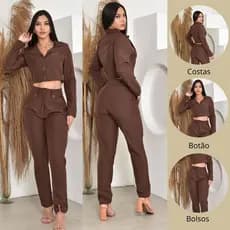Conjunto Feminino Casaco Cropped Manga Longa, Calça Reta, Botão em Tecido Sensorial - Disponível em Diversas Cores