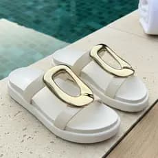 Sandália Feminina Papete Tamanco Tratorado Detalhe Oval dourado Duas Tiras Maior Aderência