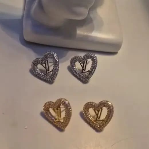 Brinco Coração Cravejado de Microzircônias Banhado a Prata e Dourado  Verniz Audax