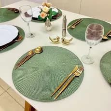 Esse descanso de mesa tem 38 cm, anti-calor, kits com 1, 4, 6 ou 8 unidades  pano de prato e decora a cozinha