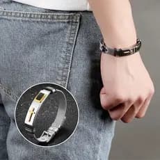 Uma Pulseira Cruzada De Aço Titânio Com Tamanho Ajustável , Adequada Para Estilos Religiosos Da Moda