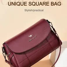 【Pele Macia/Detalhes em Rebites】Bolsa Feminina Moderna Mochila Crossbody Pequena/Bolsa de Ombro Casual para Mães