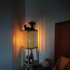 Luminária Abajur de Chão com 3 Prateleiras em Madeira Maçiça Bivolt Sala Quarto e Escritório