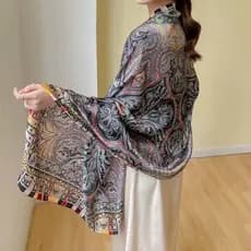 Lenço/Xale Feminino XH em Cetim de Seda com Estampa de Caju e Camélia, 90x180cm