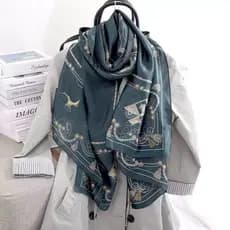 Lenço/Xale feminino XH em cetim de seda com estampa de corrente e franjas, 90x180cm