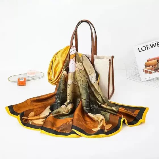 XH, Xale/Lenço Feminino Elegante, Tecido de Cetim de Seda, Fundo Amarelo com Flores de Lótus, 90x180cm