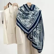 XH, Xale/Lenço Feminino Elegante, Tecido de Cetim de Seda, Estampa de Selva em Porcelana Azul e Branca, 90x180cm