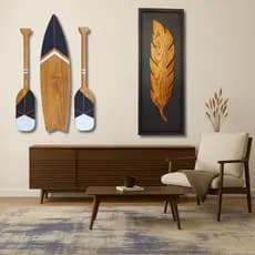 Kit Decoração Parede 4 Peças Madeira Artesanal 2 Remos + Prancha + Quadro Pena Sala Praia