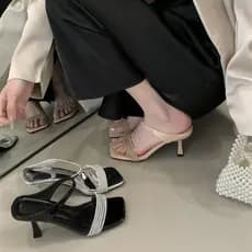Primeira temporada de reunião Flip-Flops feminino exterior usar salto Stiletto 2026 strass salto alto feminino aberto pa