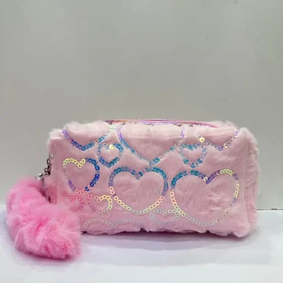 Necesser Pelucia Necessaire com Pompom e Alca Feminina Alto relevo Peluda Estojo de Bolsa coração
