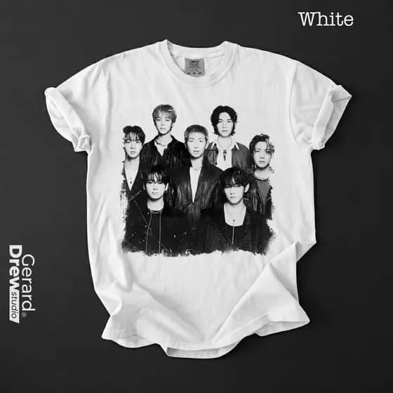 Camiseta Masculina Feminina Oversized Estampa BTS Grupo Integrantes Preto e Branco Kpop T-shirt Streetwear