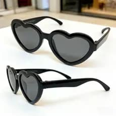 Óculos de Sol Coração Pretos Feminino Estilo Moderno e Fashion com Lentes de Proteção UV 400