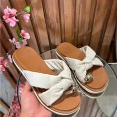 Chinelo Feminino Rasteiro com Laço Elegante, Detalhe Metalizado e Palmilha Confortável para Passeios e Uso Casual