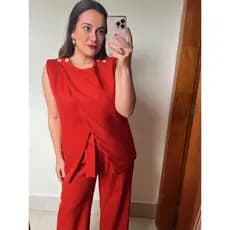 Conjunto Alfaiataria Feminino Calça e Blusa com Abertura Frontal e Detalhes de Botões no Ombro