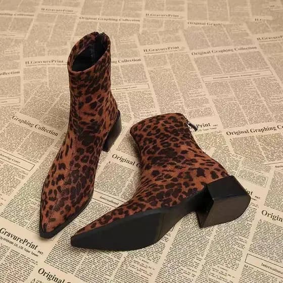 Botas de cano curto vintage de camurça para mulheres, bico fino, salto grosso, tamanho S AH3A, Outono/Inverno 2026.154 P