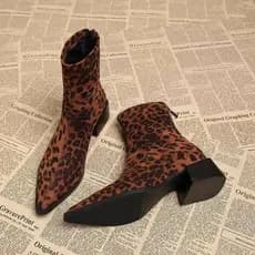 Botas de cano curto vintage de camurça para mulheres, bico fino, salto grosso, tamanho S AH3A, Outono/Inverno 2026.154 P
