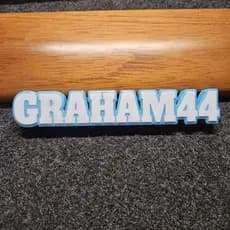 Letreiro GRAHAM 44 - Off Campus Série Prime Video para Decoração