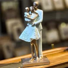 Estátua Escultura Família com filho decorativa pai mãe filho envio rápido