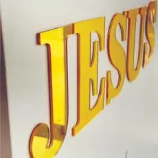 Palavra Decorativa Jesus Em Acrílico Espelhado 15x60cm Dourado