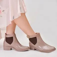 Bota Galocha Feminina Moderna Elegante Nude Detalhe em Elástico Marrom Com Fivela Envio Imediato