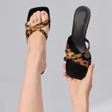 2026 jovem estilo maduro cinta cruzada sandálias de dedo do pé quadrado chinelos feminino salto alto exterior Wear All-M