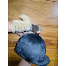 Kit de vaquejada: 1 Luva profissional reforçada com couro de bode ,1 munhequeira de proteção  , capacete de veludo.