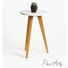 Mesa de Apoio Decorativa – Topo Branco e Pés Pinus | Ideal para Sala, Quarto ou Escritório