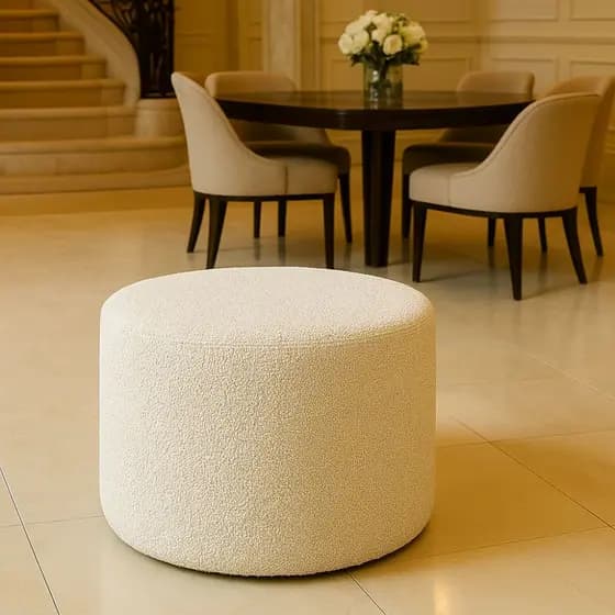Puff Banco Orgânico Liz Luxo Redondo Para Sala Quarto Closet Loja Tecido Assento Boucle Off White