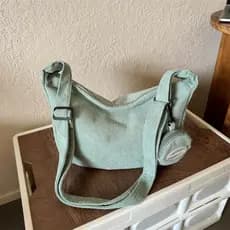 Bolsa de ombro de grande capacidade, com estilo minimalista e moderno,acompanha um pequeno porta-moedas
