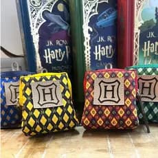 Porta-Treco/Mini Mochila Harry Potter – Casas de Hogwarts | Nerd Pra Lembrar