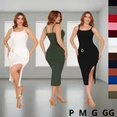 Vestido midi com alça, bojo, fenda e fivela dourada. Moda feminina estilo blogueira, elegante