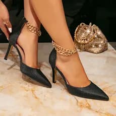 Sandálias femininas elegantes de salto alto fino com corrente de metal e bico fino na cor preta.