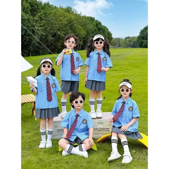 Dia das crianças coro cantando desempenho traje uniforme escolar do jardim de infância cerimônia de formatura de verão r