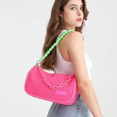 Bolsa tiracolo estilo dopamina com corrente em cores contrastantes.