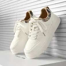 Tênis primavera novo estilo grosso jogo cem nicho aumentado sola alta quadro branco Casual 2026 sapatos pequenos sapatos