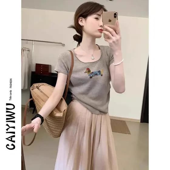 Camisa de fundo americana feminina 2025u gola de malha de manga curta camiseta All-Match mais magro olhar único Super bo